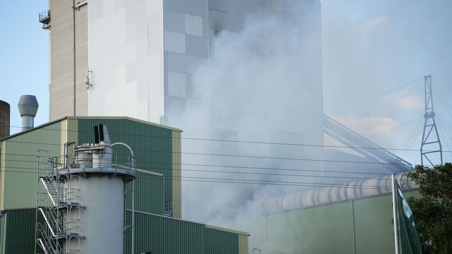 Oberpfalz: Brand in Lagerhalle von Zementwerk: Staatsstraße gesperrt