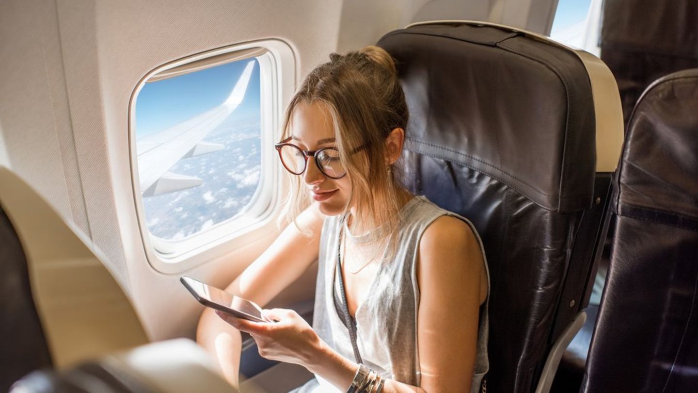 Smartphone im Flugzeug: Was passiert eigentlich ohne den Flugmodus?