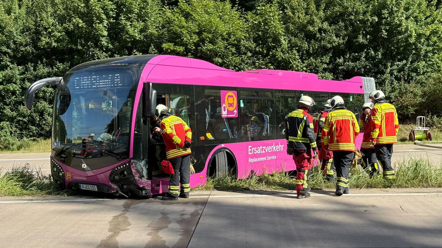 Ermittlungen dauern an: Ursache nach Busunfall auf A24 weiter unklar