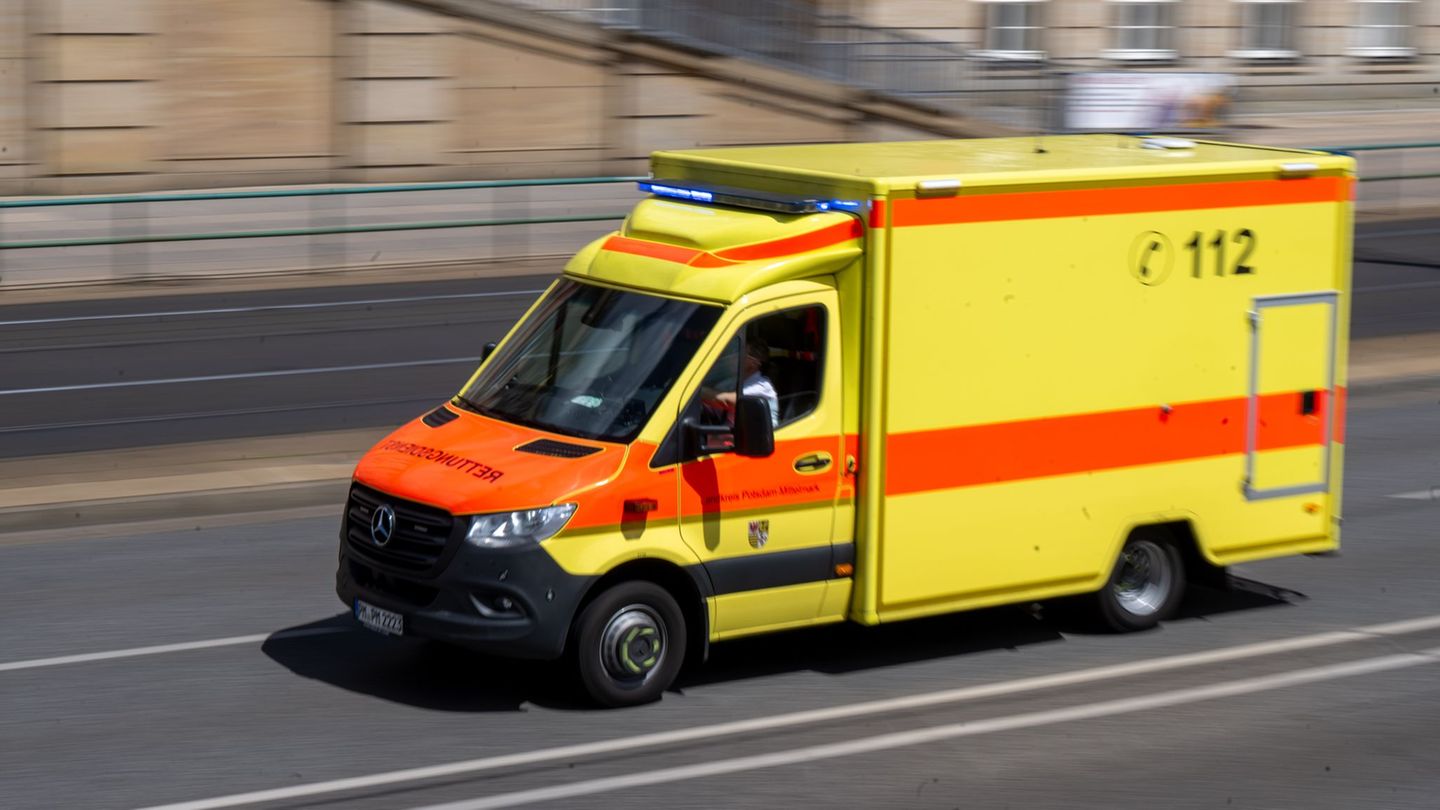 Ermittlungen: Auto prallt gegen Pfeiler – Fahrerin stirbt