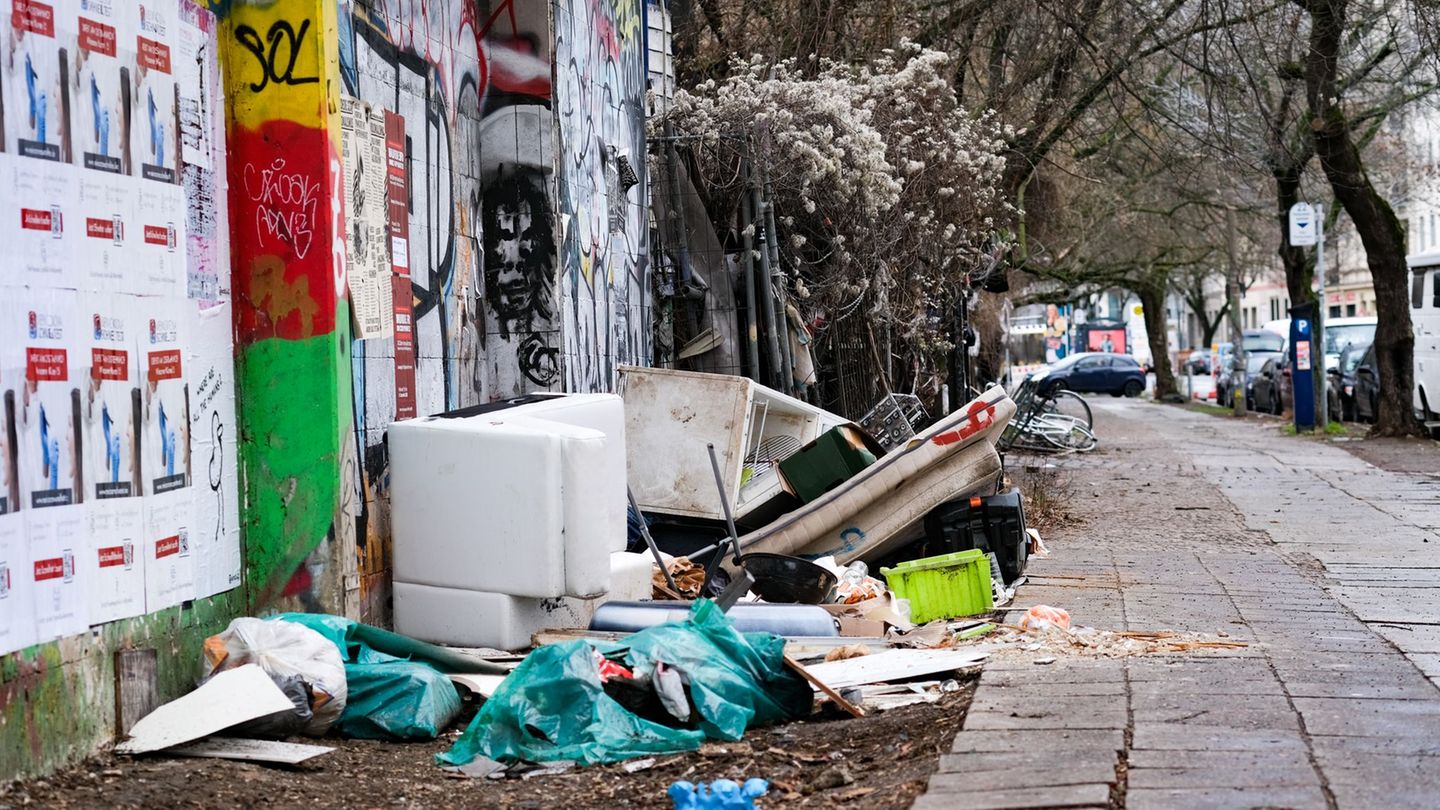 Sofa auf dem Bürgersteig: Bußgelder für illegalen Müll in Berlin steigen drastisch