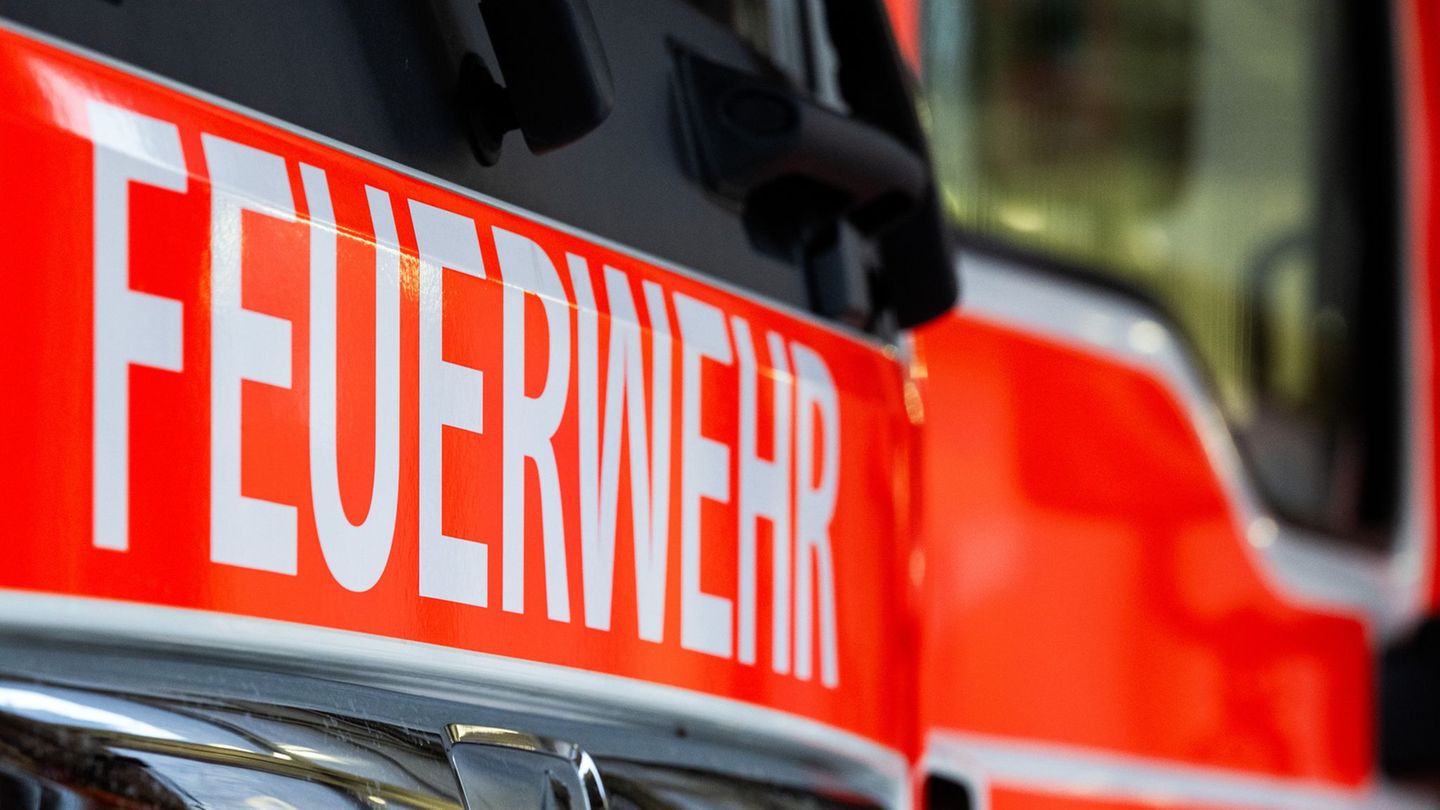 Feuerwehreinsatz: 300.000 Euro Schaden bei Brand in Mehrfamilienhaus
