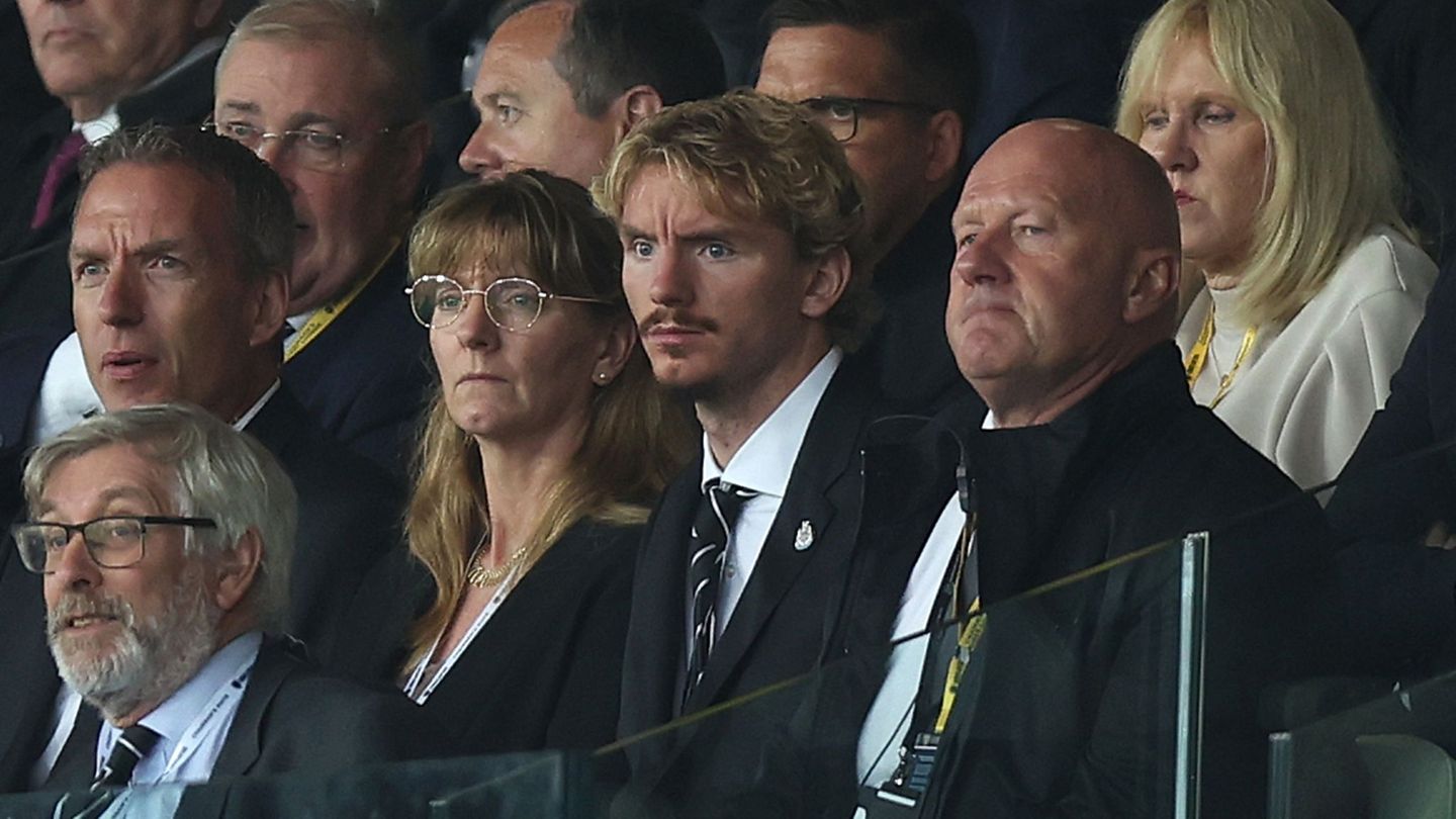 Noch kein Debüt für Newcastle: Mit Schlips und Anzug: Woltemade als Tribünengast in Leeds