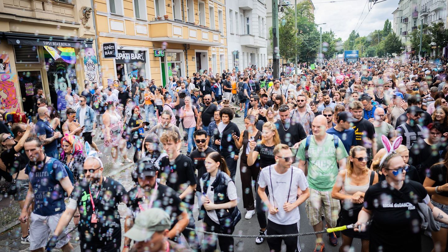 Musik: Tausende tanzen beim „Zug der Liebe“ durch Berlin