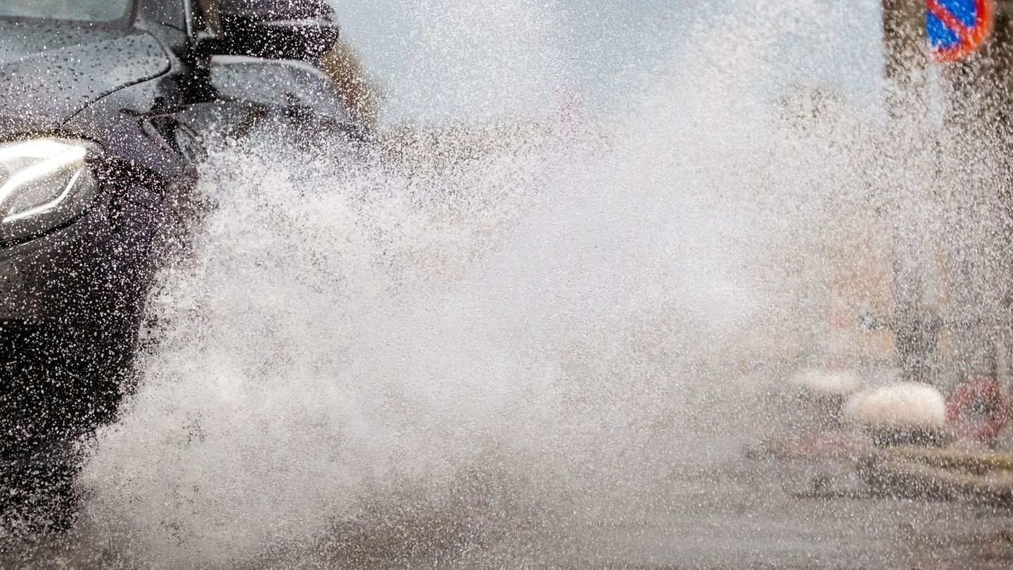 Starkregen: Drei Leichtverletzte nach Aquaplaning-Unfällen auf A73