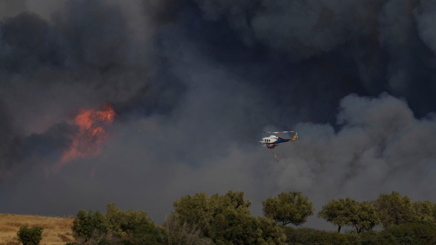 Trockenheit und Hitze: Großer Brand nahe Athen breitet sich unkontrolliert aus
