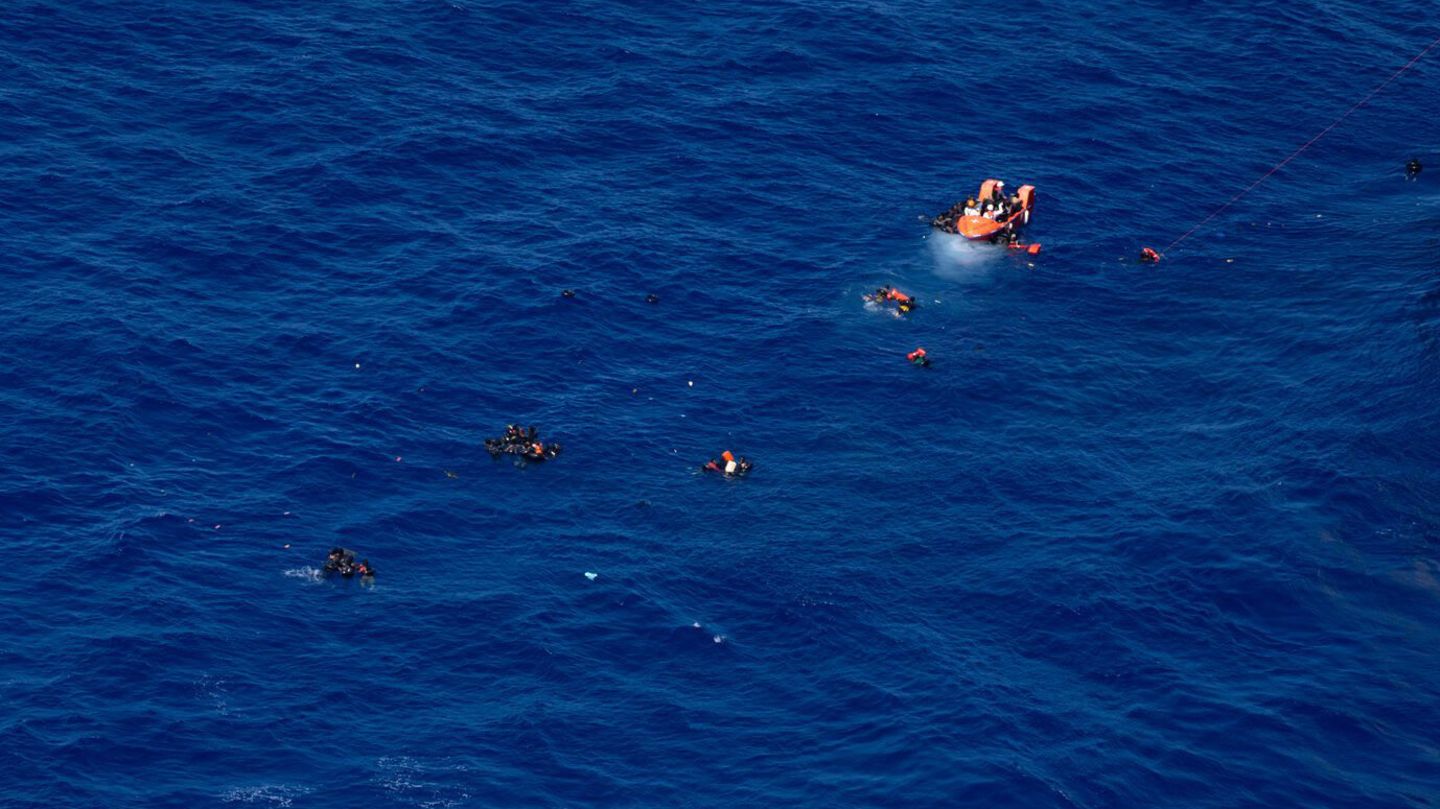 Flucht über das Mittelmeer: Boote mit Migranten vor Lampedusa gekentert