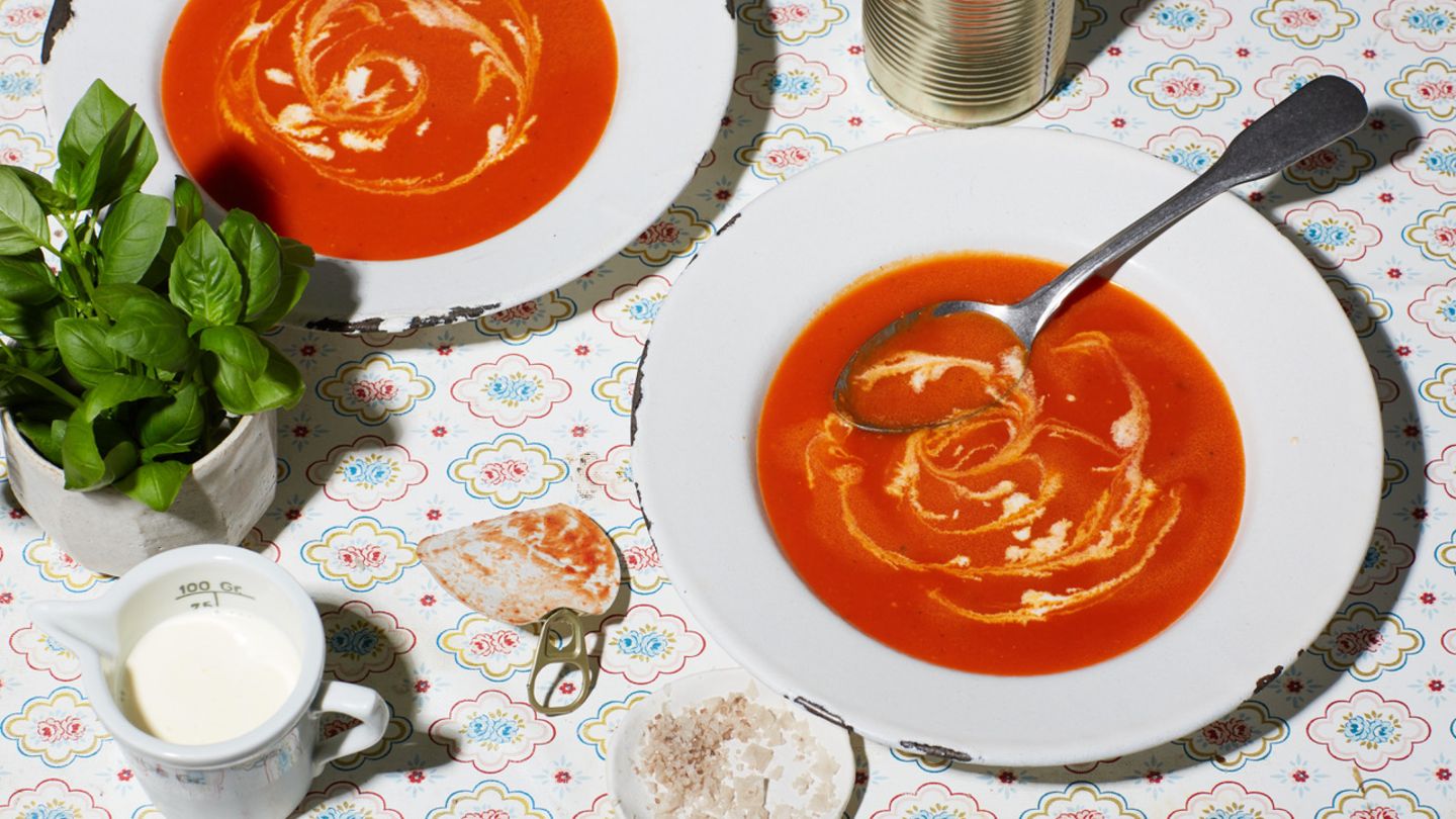 Besser essen: Blitz-Mahlzeit für heiße Tage: Tomatensuppe mit Basilikum in 15 Minuten