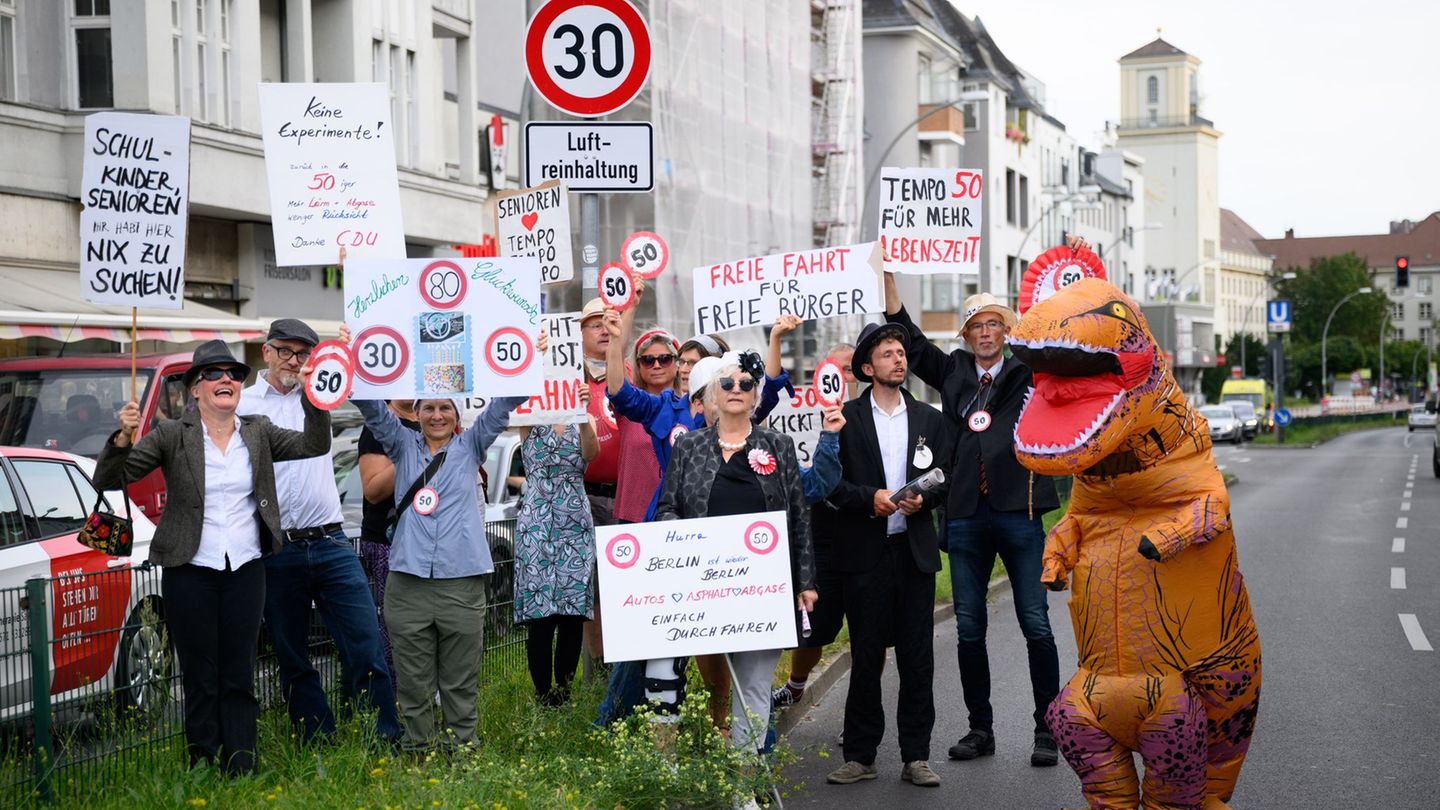 Verkehr: Satirische Protestaktion gegen Tempo-50-Rückkehr in Berlin