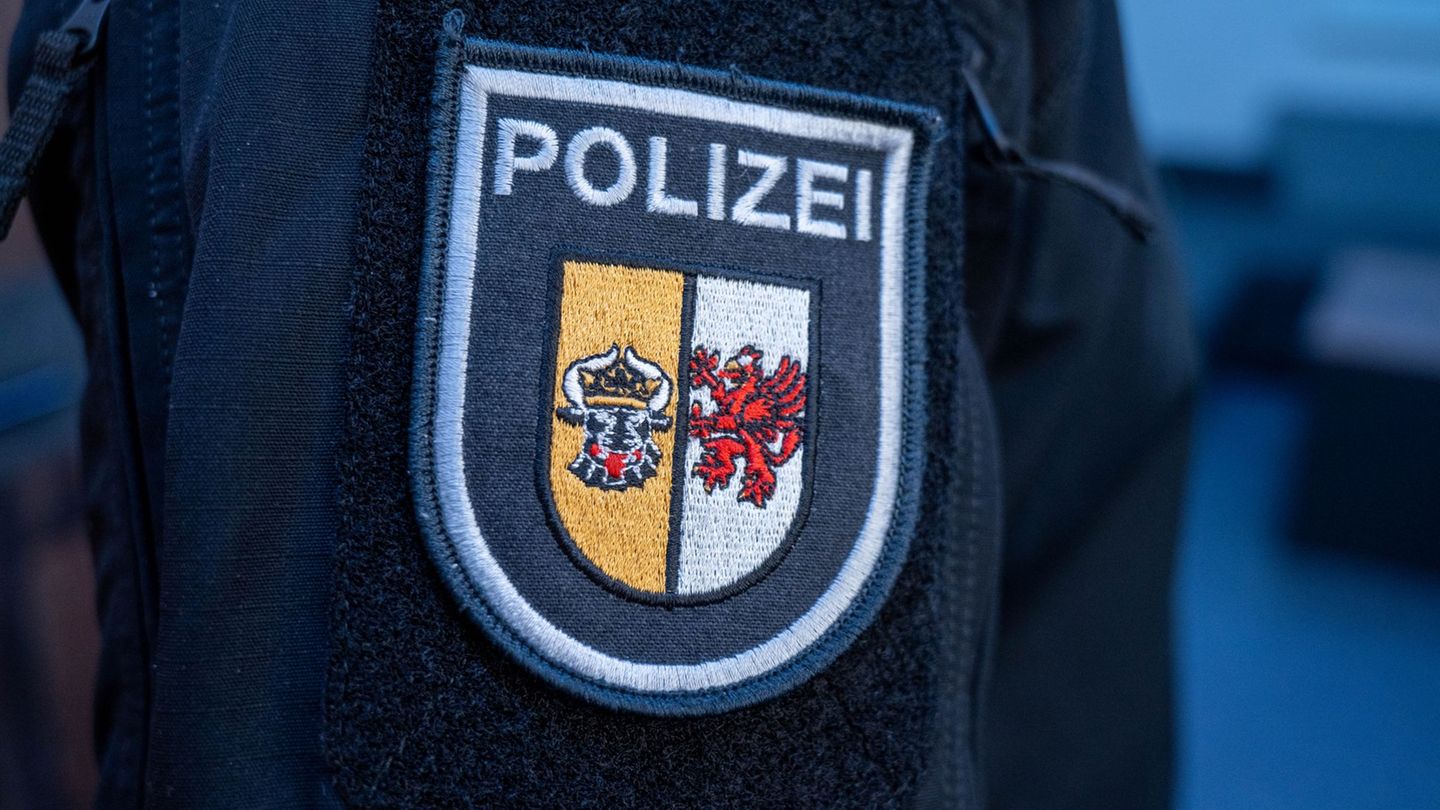 Kriminalität: 19-Jähriger verletzt und bespuckt Polizisten