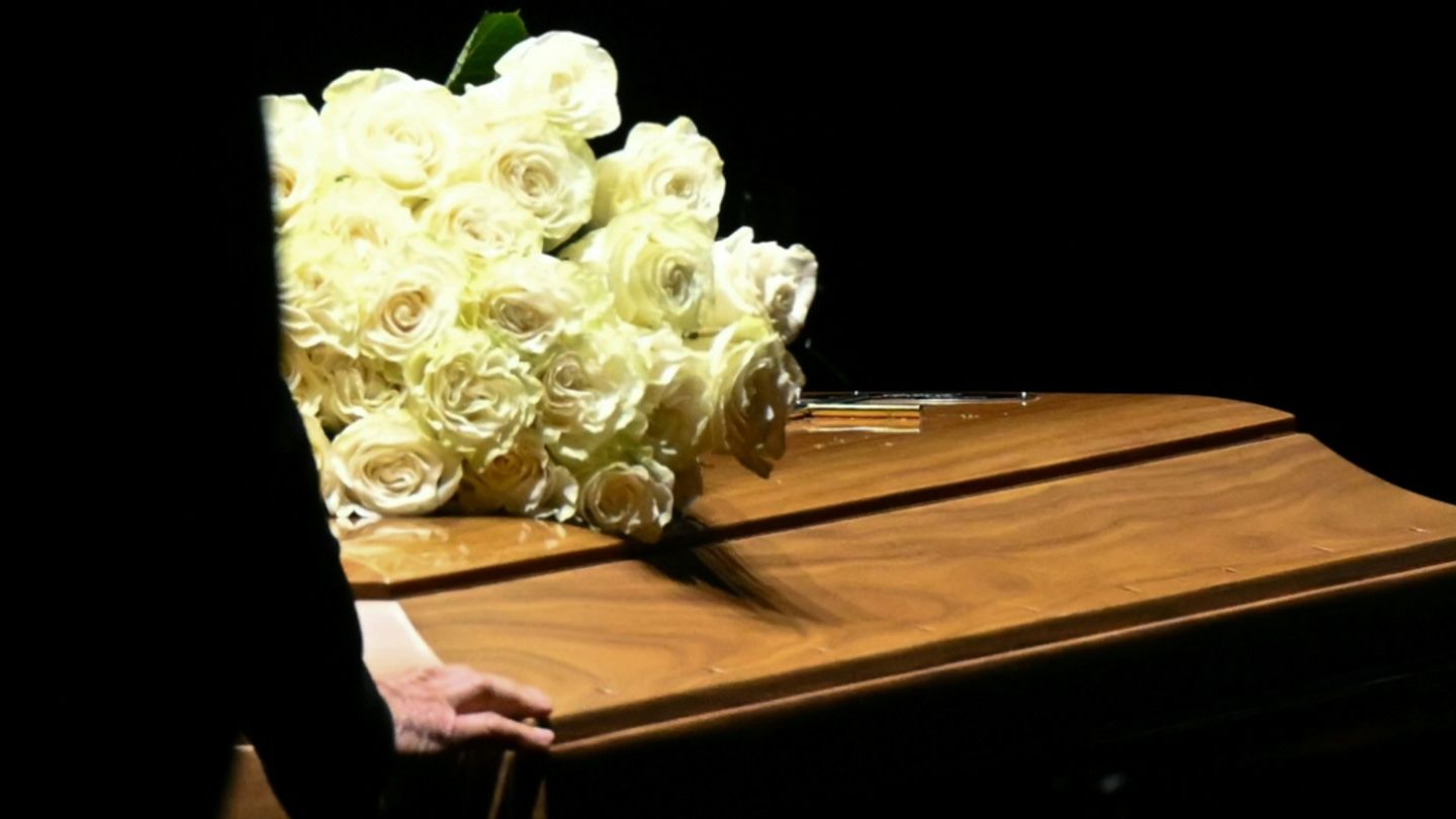 Tausende Menschen erweisen Giorgio Armani in Mailand die letzte Ehre