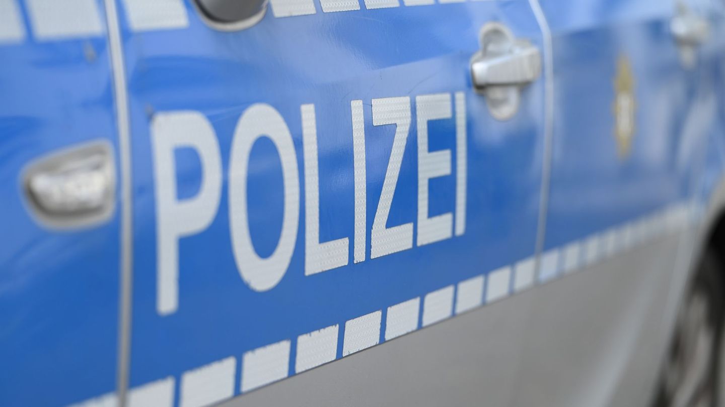Unfall in Gladenbach: Kinder rollen in fahrerlosem Schulbus gegen Mauer – Grund unklar